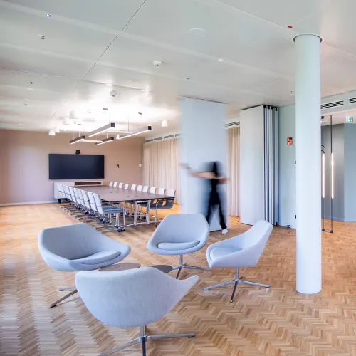 Addleshaw Goddard Frankfurt – Moderner Meetingraum mit heller Atmosphäre, flexibler Möblierung und Lounge-Bereich.