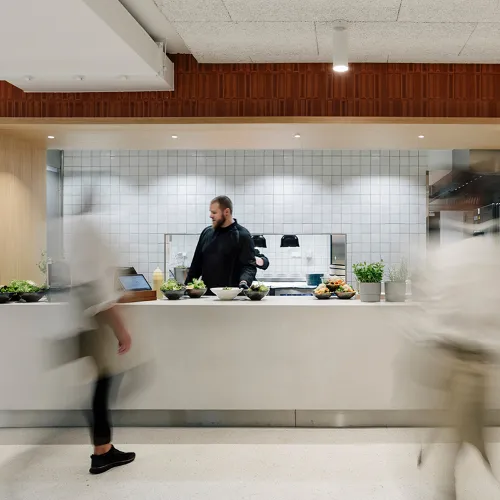 Kustermannpark – Moderne Kantine mit lebendiger Atmosphäre und klarer architektonischer Gestaltung.