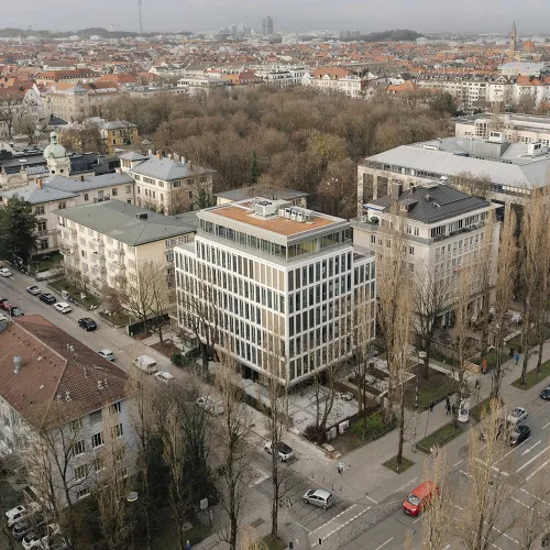 Luftaufnahme der Revitalisierung der Bestandsimmobilien Leopoldstraße 7 in München durch CSMM