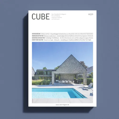Cover des Cube Magazins: Modernes Gebäude im Hintergrund. Im Vordergrund ist ein Pool zu sehen