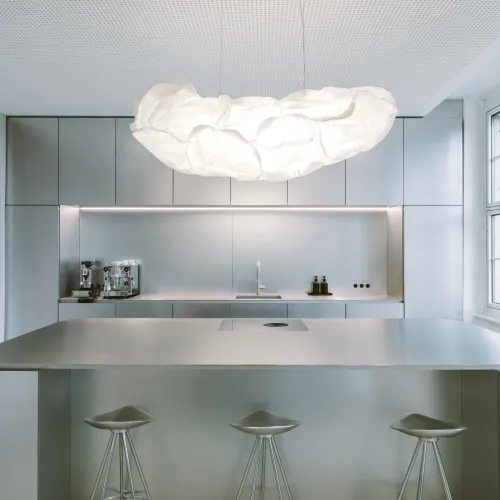 CSMM Office München moderne Küche mit Kücheninsel in Edelstahl mit Hängeleuchte in Wolkenform