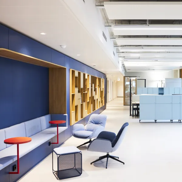 NanoTemper – Modernes Open-Space-Büro mit flexiblen Arbeitsbereichen, Lounge-Zone und farbigen Akzenten.