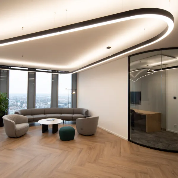 Modernes New Work Office bei Fish & Richardson – flexible Raumkonzepte für die Arbeitswelt von morgen.