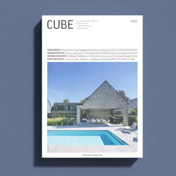 Cover des Cube Magazins: Modernes Gebäude im Hintergrund. Im Vordergrund ist ein Pool zu sehen