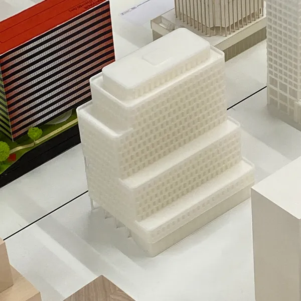 Rathaus der Zukunft – gestufter Baukörper als weiße Architekturmodell-Studie.