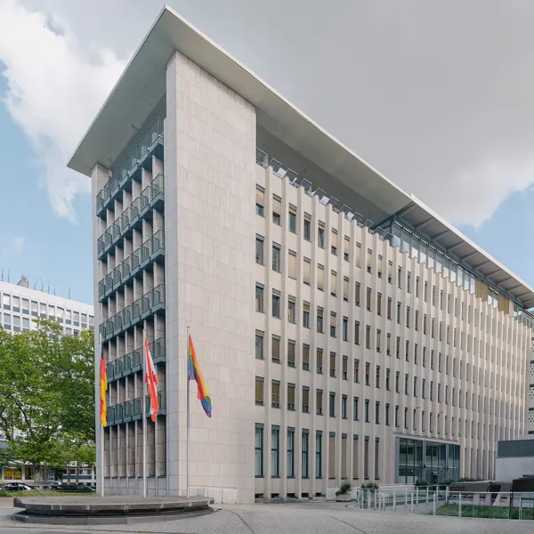 Hardenbergstrasse Berlin: Modernes Gebäude aus Stein mit vielen Fenstern.