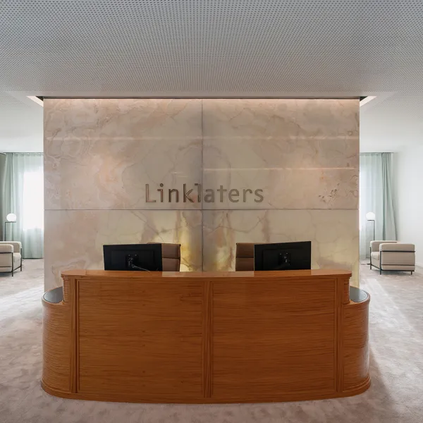 Linklaters Berlin: sehr moderner edler Empfangsbereich mit Tresen und Sitzmöglichkeiten.