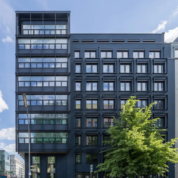 Markgrafenstrasse 62 Berlin: moderne Aussenfassade mit dunkler Verkleidung.