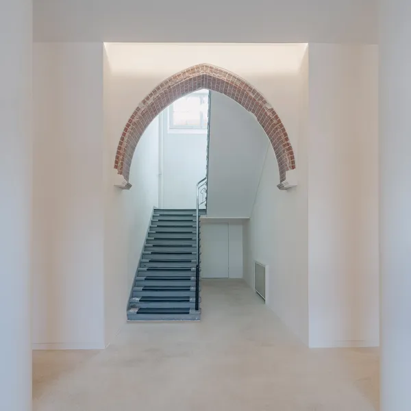 Tempelhofer Ufer – Treppenhaus mit Spitzbogen und klarer, heller Raumwirkung