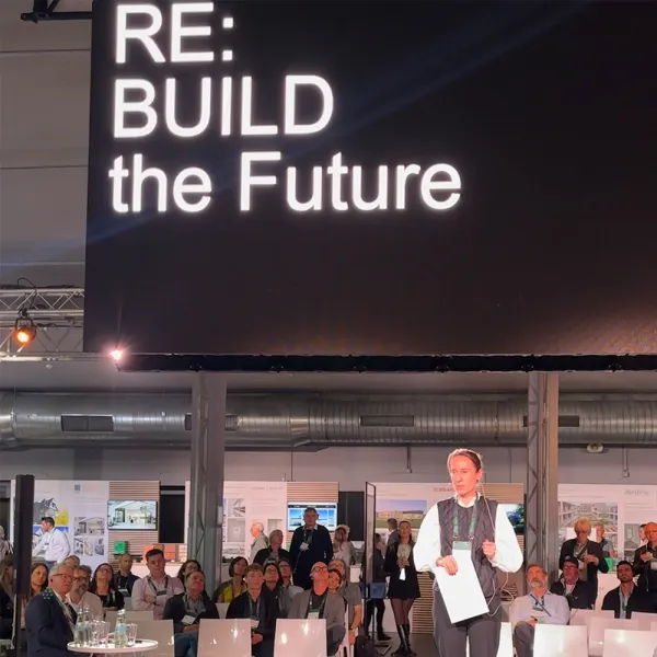 Pecha_Kucha: Slogan Re:Build the future auf einer großen Leinwand