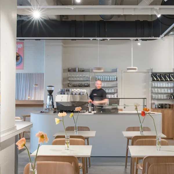 Good Green Deli: modernes Restaurant mit Stühlen und Tresen