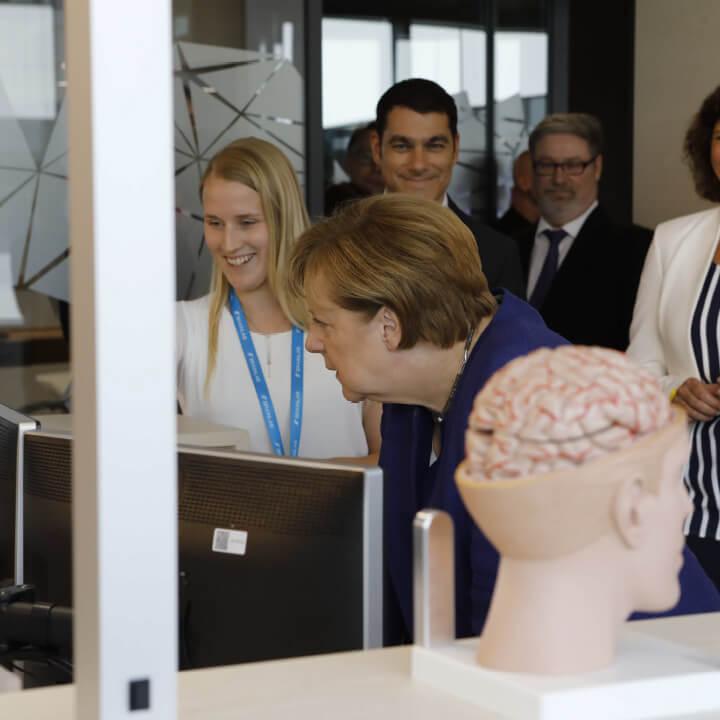 Bundeskanzlerin Angela Merkel eröffnet von conceptsued° gestaltete Bürowelten der Brainlab AG in München 