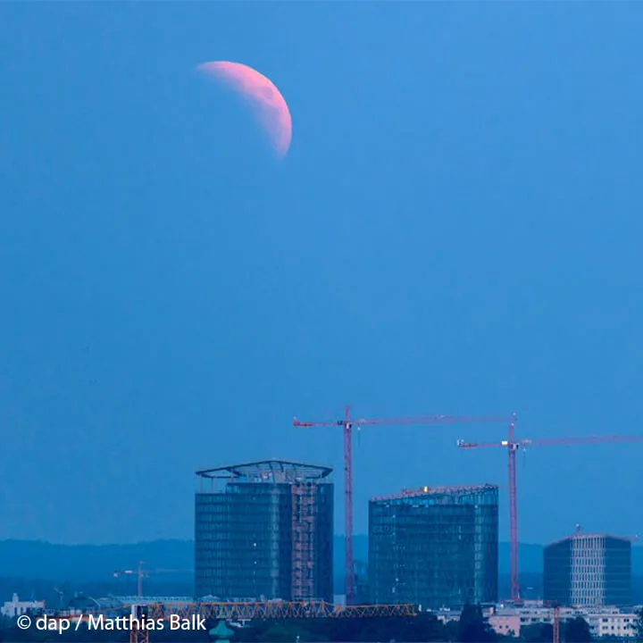 Der Blutmond über den im Bau befindlichen Bavaria Towers, Bayern Projekt – Interior-Konzepte und Unterstützung der Vermarktung der Bavaria Towers durch CSMM