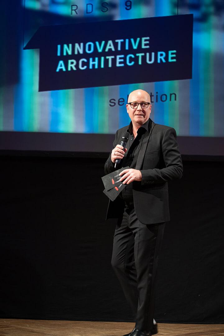 CSMM-Firmengründer und Geschäftsführer Timo Brehme freut sich über die Preise ICONIC AWARDS: Innovative Architecture für drei Projekte und kündigt Prof. Jan Teunen an