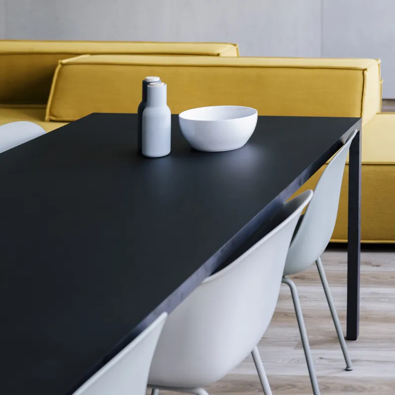 BSH – Minimalistisches Detail eines Besprechungstisches mit kontrastreichen Farben und klarer Formsprache.