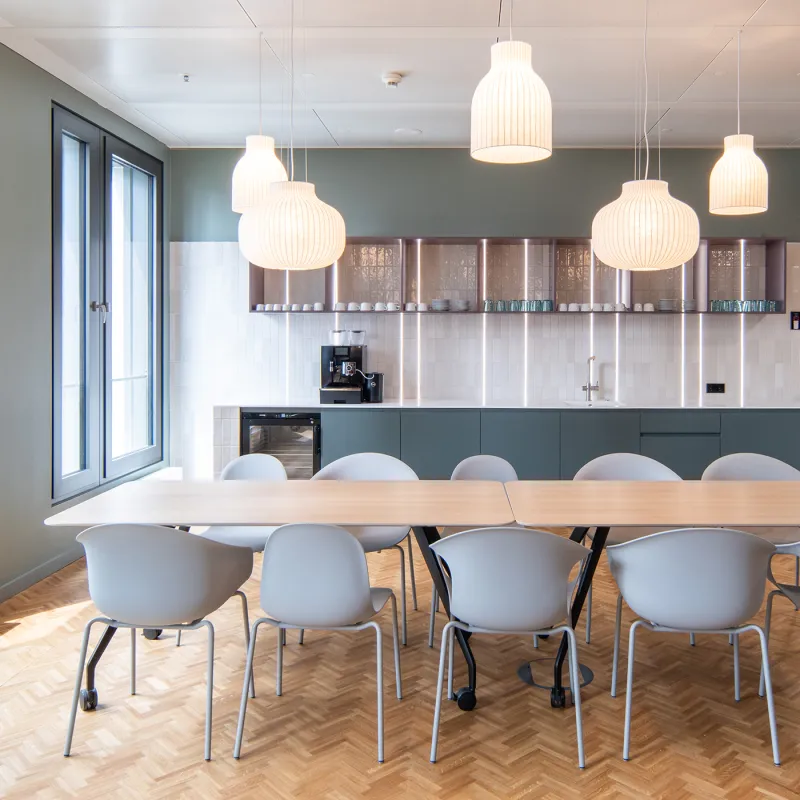 Addleshaw Goddard Frankfurt – Moderne Teeküche mit harmonischer Farbgestaltung, Holzdetails und skandinavischem Flair.