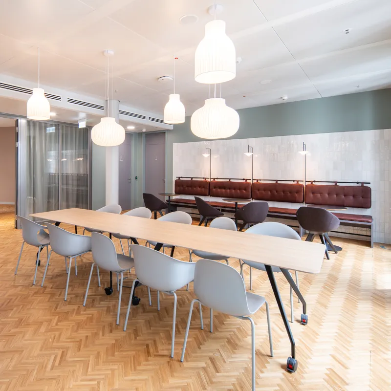 Addleshaw Goddard Frankfurt – Moderne Teeküche mit harmonischer Farbgestaltung, Holzdetails und skandinavischem Flair.