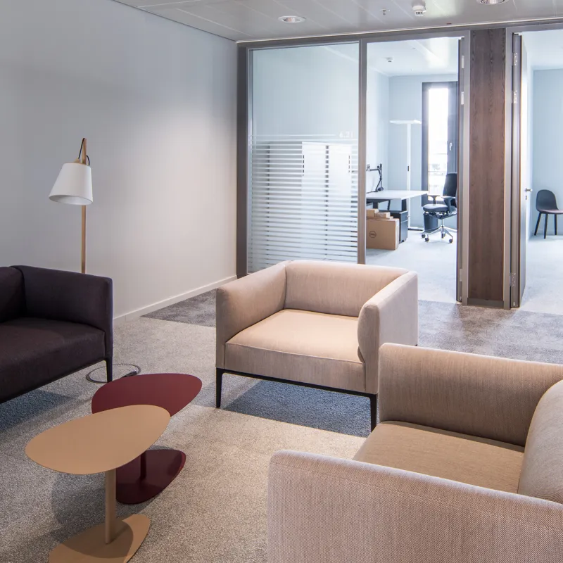 Addleshaw Goddard Frankfurt – Eleganter Lounge-Bereich mit stilvollen Möbeln und zurückhaltender Farbpalette.