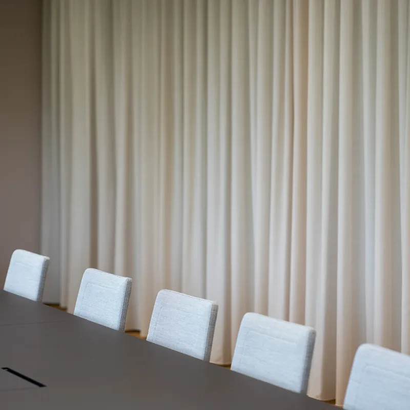 Addleshaw Goddard Frankfurt – Eleganter Konferenzraum mit stoffbespannten Wänden und minimalistischer Ästhetik.