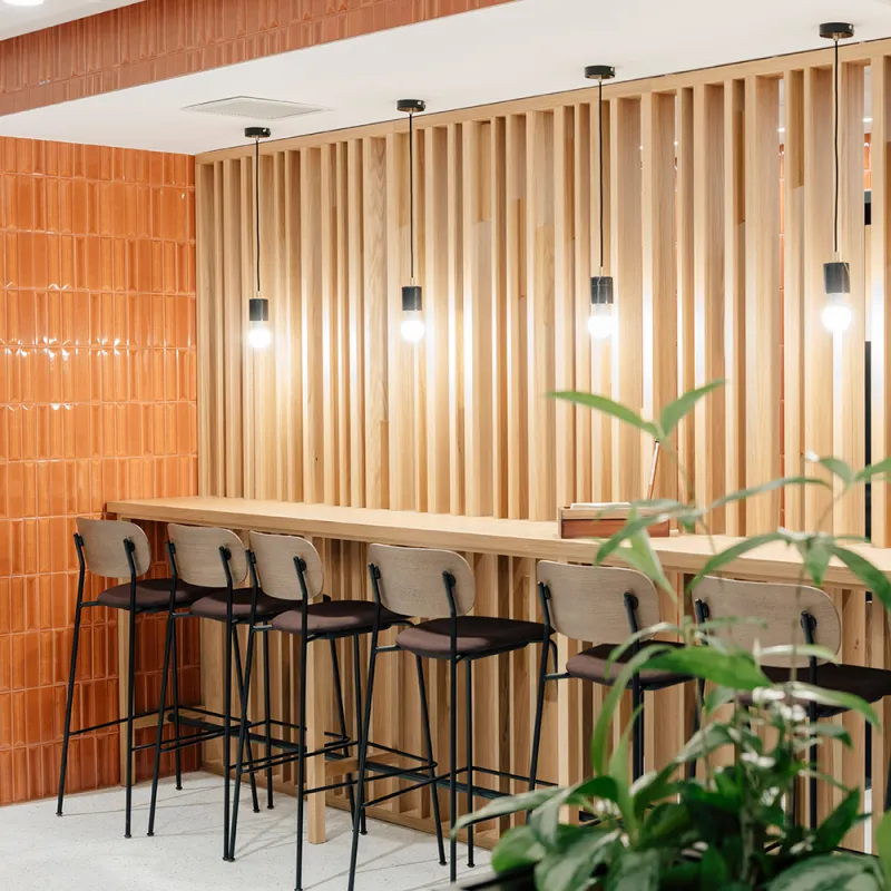 Kustermannpark – Warme Materialkombination aus Holz und Keramik schafft eine einladende Café-Atmosphäre.