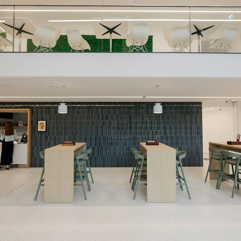 Kustermannpark – Moderne Kantine mit klaren Linien, natürlichen Farben und offener Raumgestaltung.