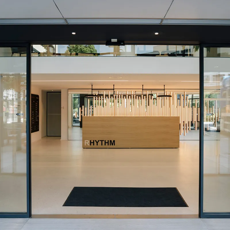 Kustermannpark – Offener Empfangsbereich mit minimalistischer Ästhetik und einladender Atmosphäre.