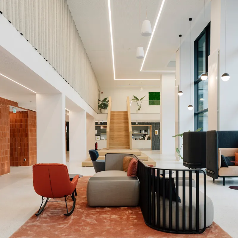 Kustermannpark – Wohnliche Lounge mit warmen Farben, modernen Möbeln und einladender Atmosphäre.