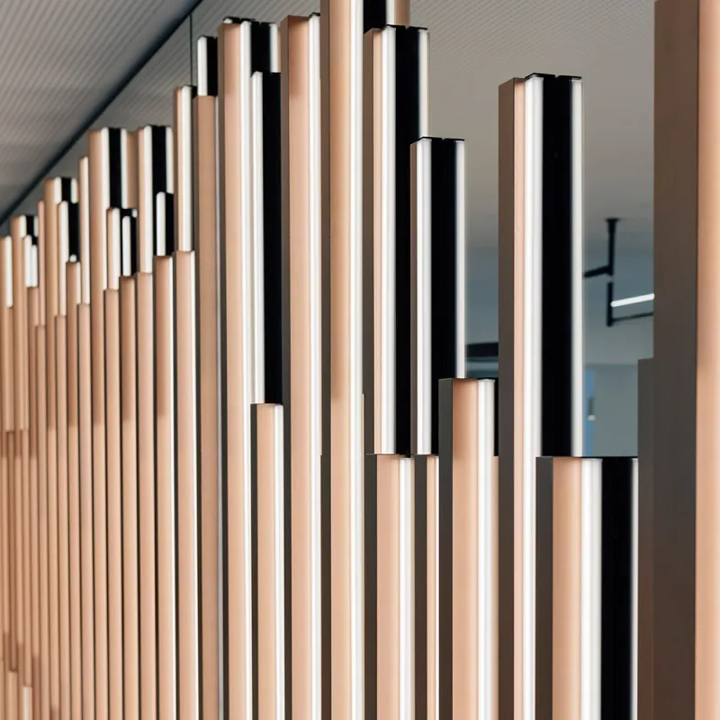 Kustermannpark – Detailansicht einer skulpturalen Metallinstallation mit dynamischer Rhythmik.