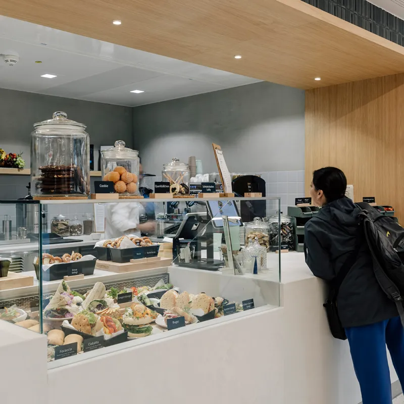 Kustermannpark – Stilvolle Cafétheke mit einer Auswahl an frischen Snacks und feinen Pâtisserie-Spezialitäten.
