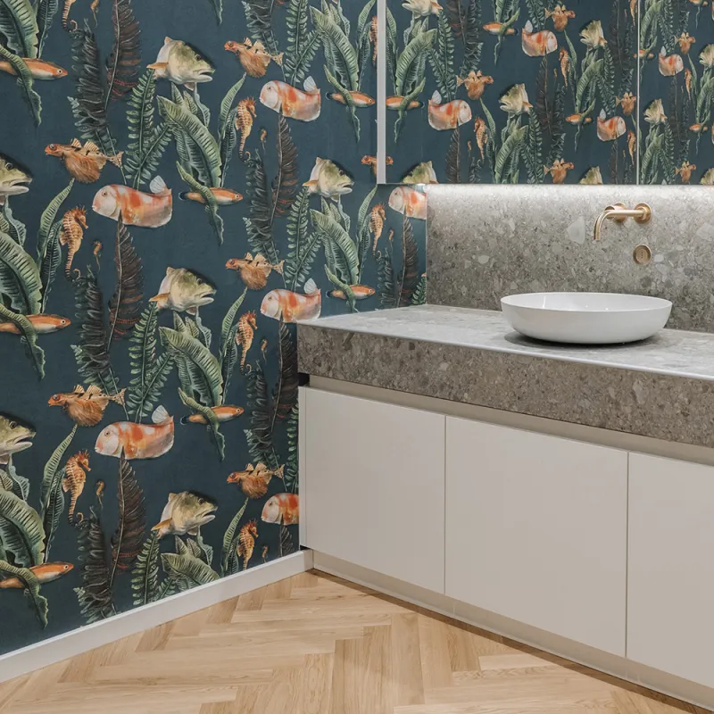 DLA Piper Wien: Stilvolles Waschbecken mit floral gemusterter Tapete, Steinplatte und modernem Design.