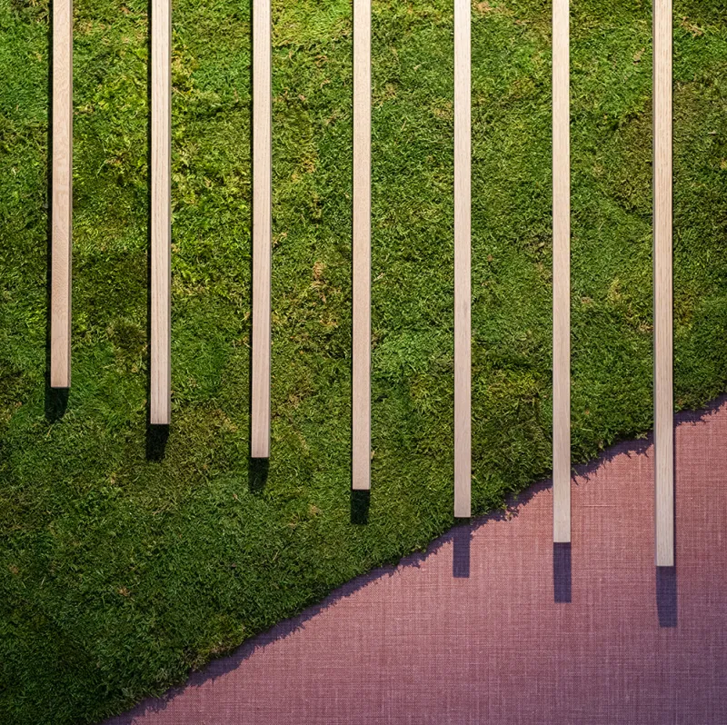 Detail einer Mooswand mit Holzlamellen im Opernturm – natürliche Materialität trifft auf organisches Design.