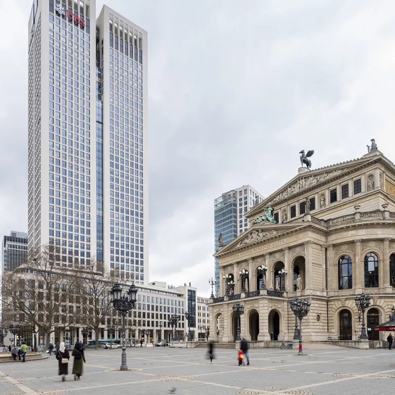 Opernplatz Frankfurt: Historische Architektur trifft auf moderne Skyline – ein Symbol für Wandel und Beständigkeit.