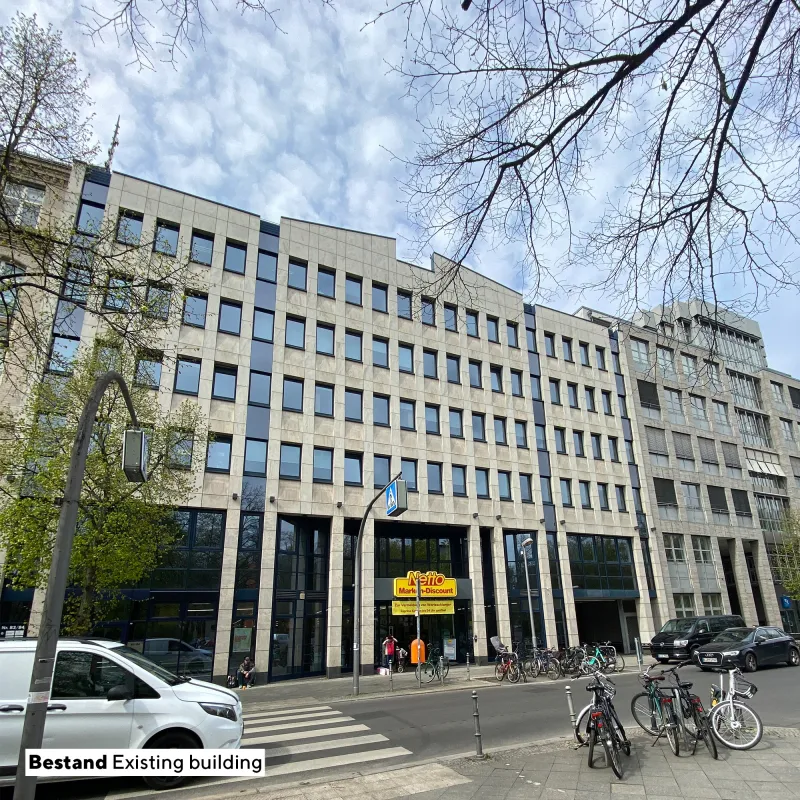 Bürofassade des Projekts Quest mit klarer Struktur, großflächigen Fenstern und urbanem Umfeld.