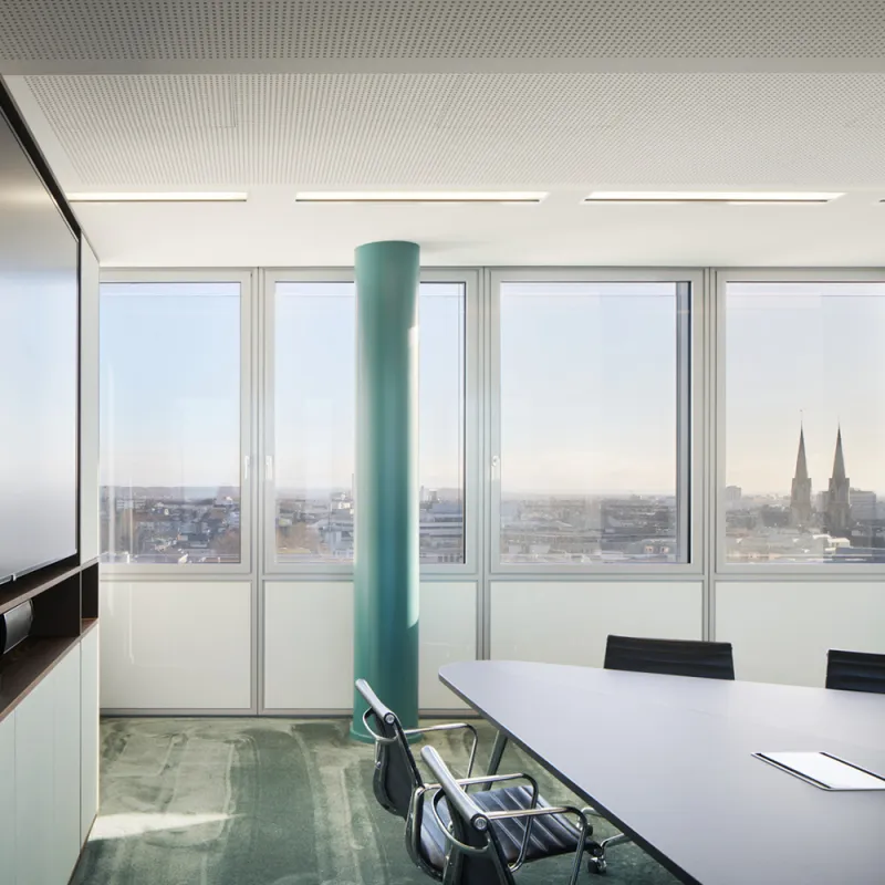 Hogan Lovells – Modernes Einzelbüro mit Blick über die Stadt, hochwertigem Interior Design und viel Tageslicht.
