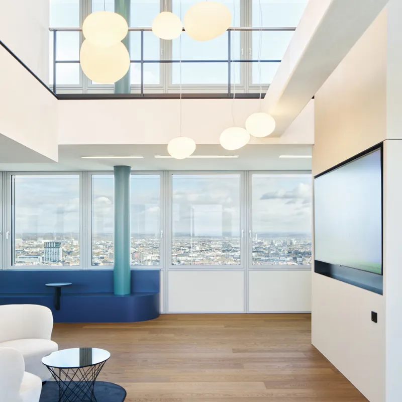 Hogan Lovells – Lichtdurchflutete Büroetage mit Galerie, Panoramafenstern und modernem Interior Design.