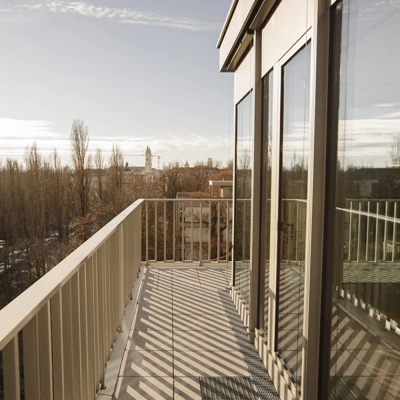 Leopoldstrasse – Sonnige Dachterrasse als Teil der New Work Bürogestaltung mit Blick über München.