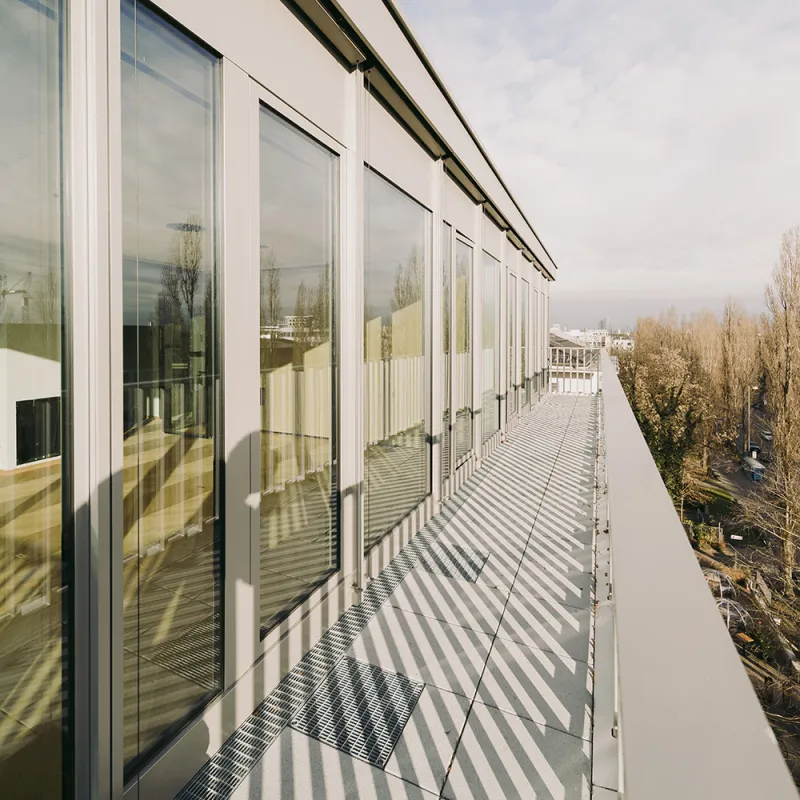 Leopoldstrasse – Moderne Dachterrasse mit lichtdurchfluteter Architektur für zukunftsfähige Arbeitswelten.
