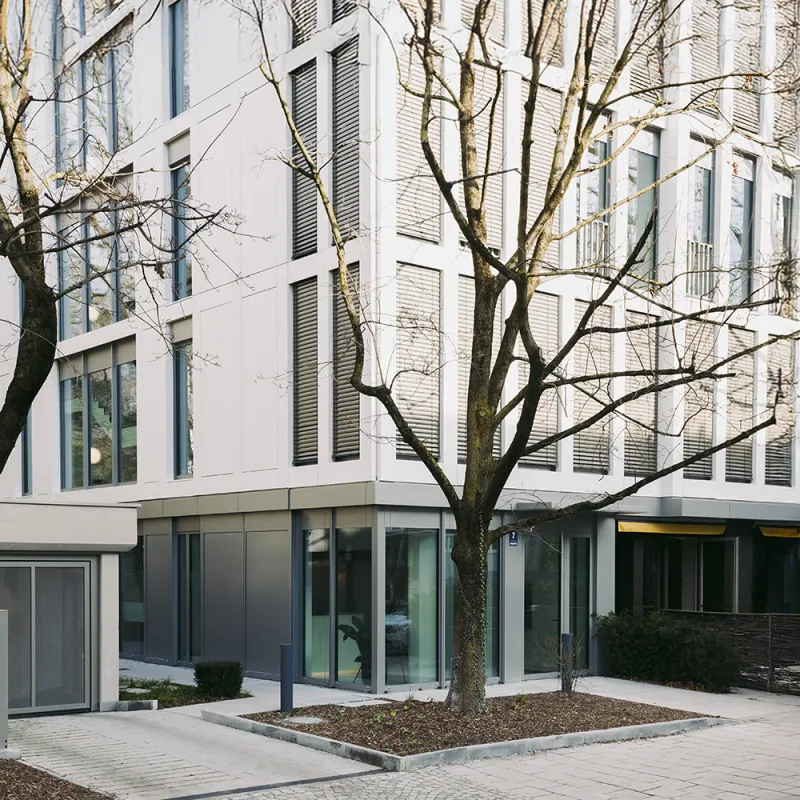 Leopoldstrasse – Nachhaltige Revitalisierung mit moderner Fassadengestaltung für flexible Arbeitswelten.