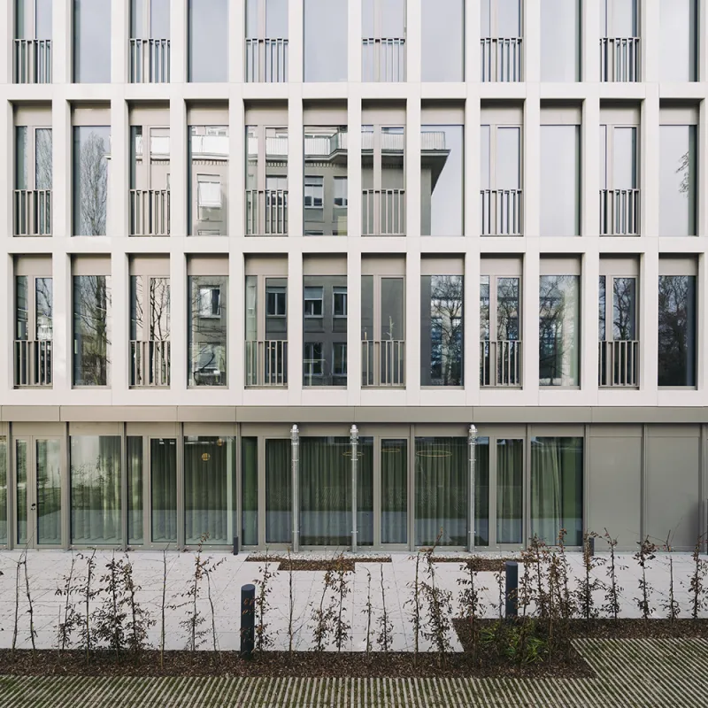 Leopoldstrasse – Nachhaltige Revitalisierung mit moderner Fassadengestaltung für flexible Arbeitswelten.