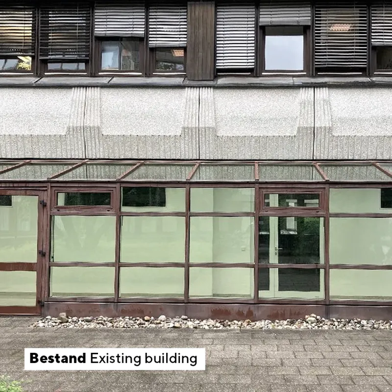 NMKT: Bestand mit dunklem Dach, Betonfassade und dicht bepflanztem Innenhof bei Regen.
