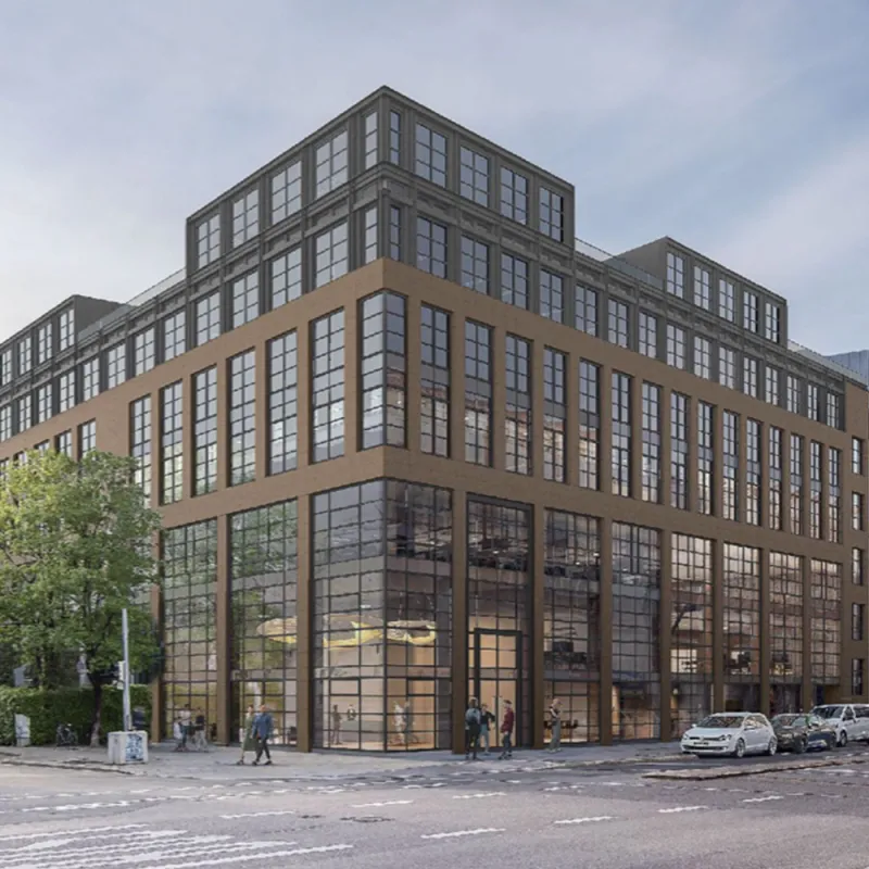 Modernes Gebäude mit brauner Fassade und viel Glasfläche. 