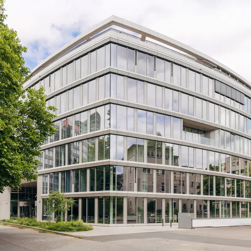 Air Liquide: Geschäftsgebäude von Aussen mit großzügigen Glasflächen