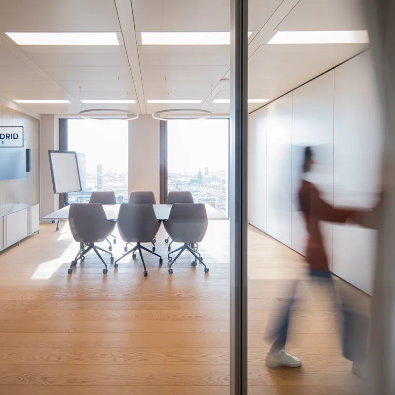 Ashurst: Transparenter Flur mit Glastrennwänden und Blick in moderne Meetingräume