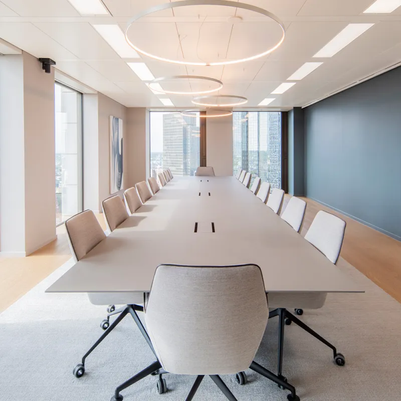Ashurst: Konferenzraum mit Cityblick, LED-Lichtringen