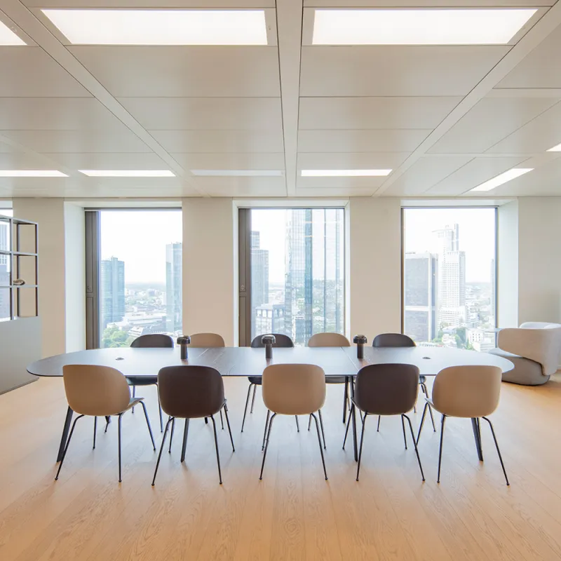 Ashurst: sehr offener moderne Raum mit Ausblick über Frankfurt. Großer Tisch in der Mitte mit Stühlen 