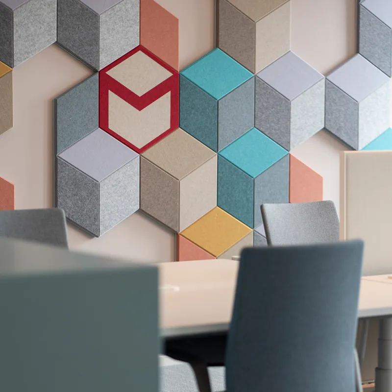 Maxon Follow – Helles Open-Space-Büro mit Akustik-Elementen und flexiblen Arbeitstischen.
