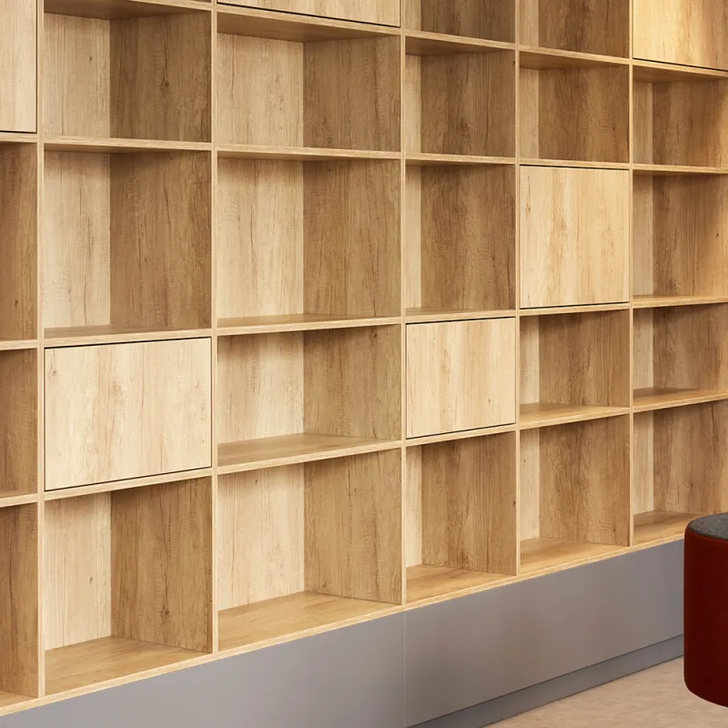 Energieunternehmen: Wandfüllendes Regal aus hellem Holz mit offenen Fächern und geschlossenen Elementen.