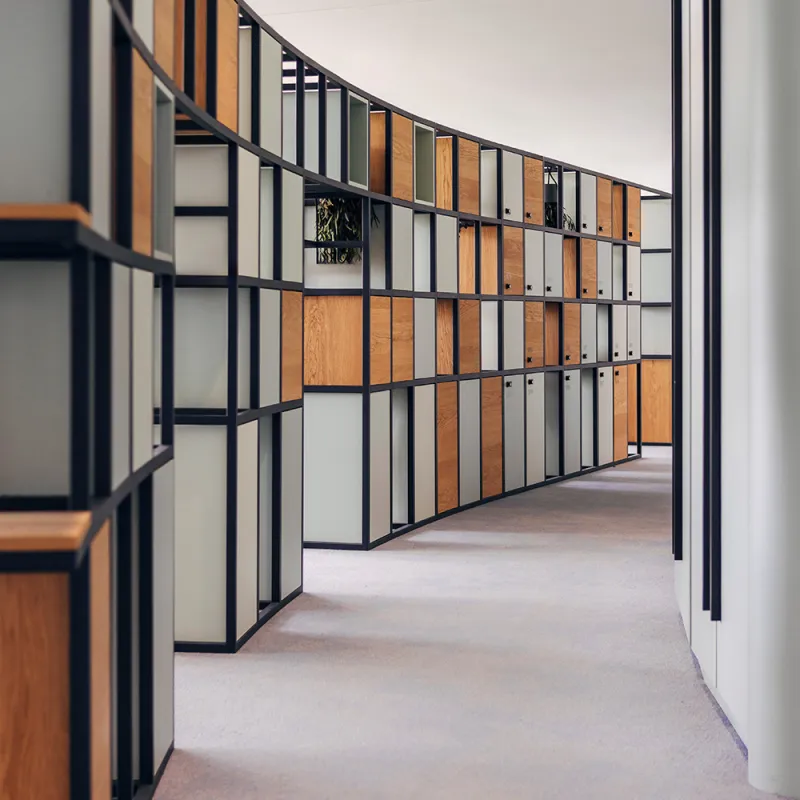 Air Liquide – Flur mit Holz- und Metallelementen sowie modernen Regalen.