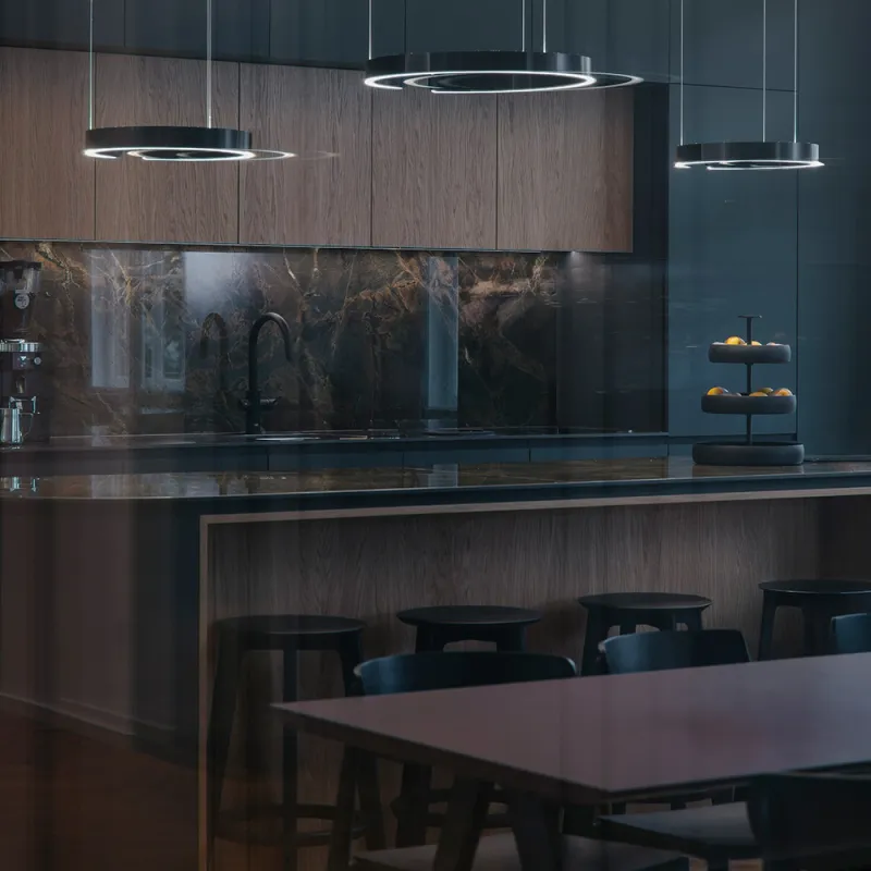 Offene Lounge mit großer Tafel, schwarzer Küche