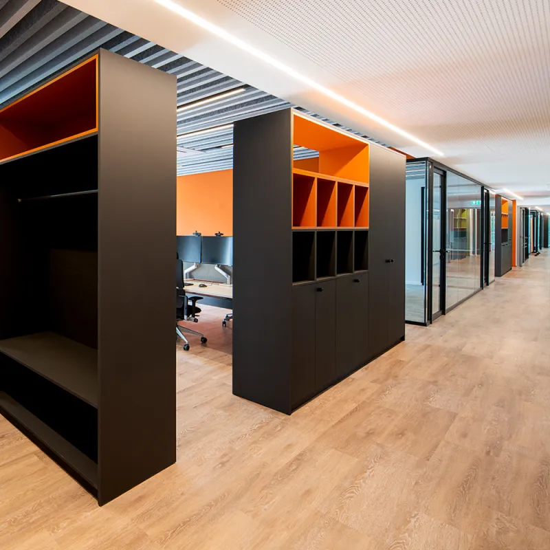 Energieunternehmen: Moderner Büroflur mit flexiblen Trennwänden.